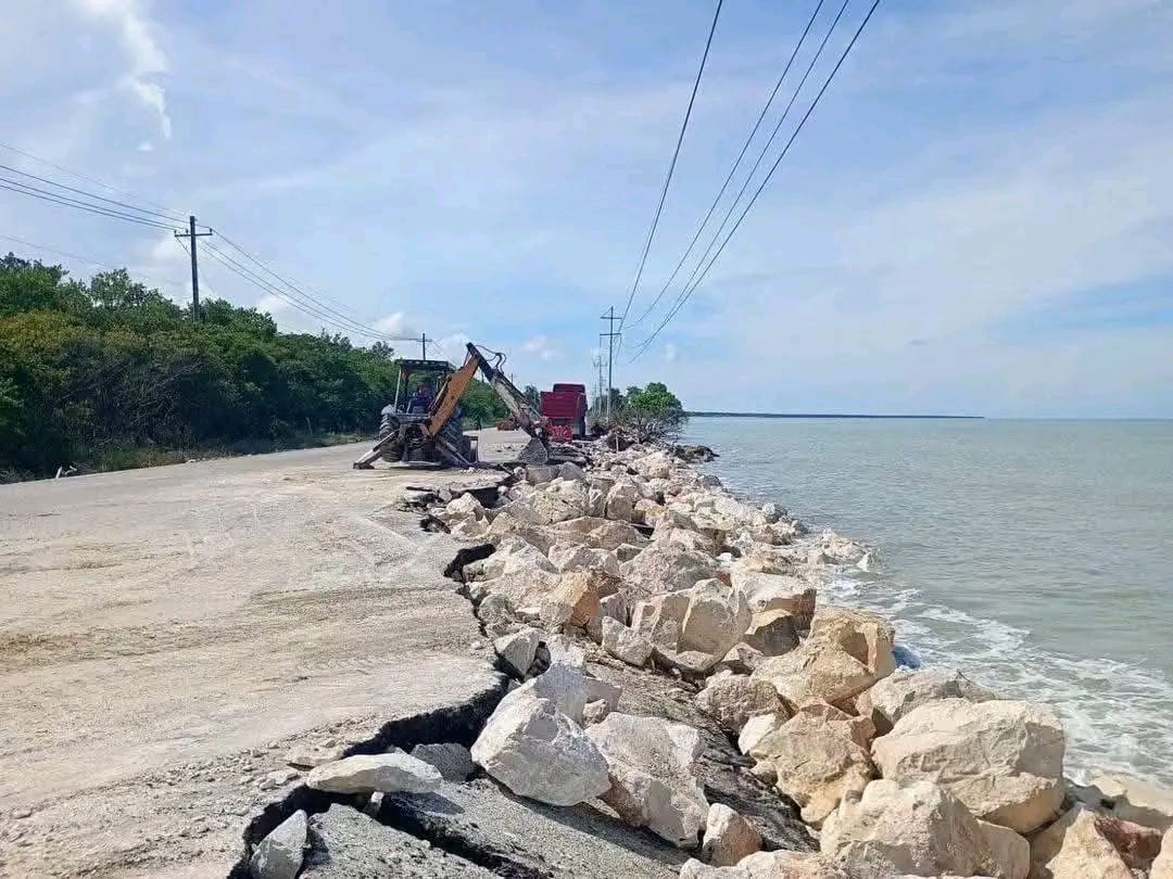 SICT repara socavón en la carretera del Golfo tras paso del frente frío 2