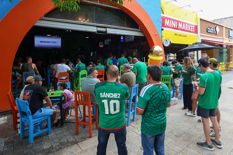 Aficionados al futbol dan vida a bares y restaurantes de Quintana Roo