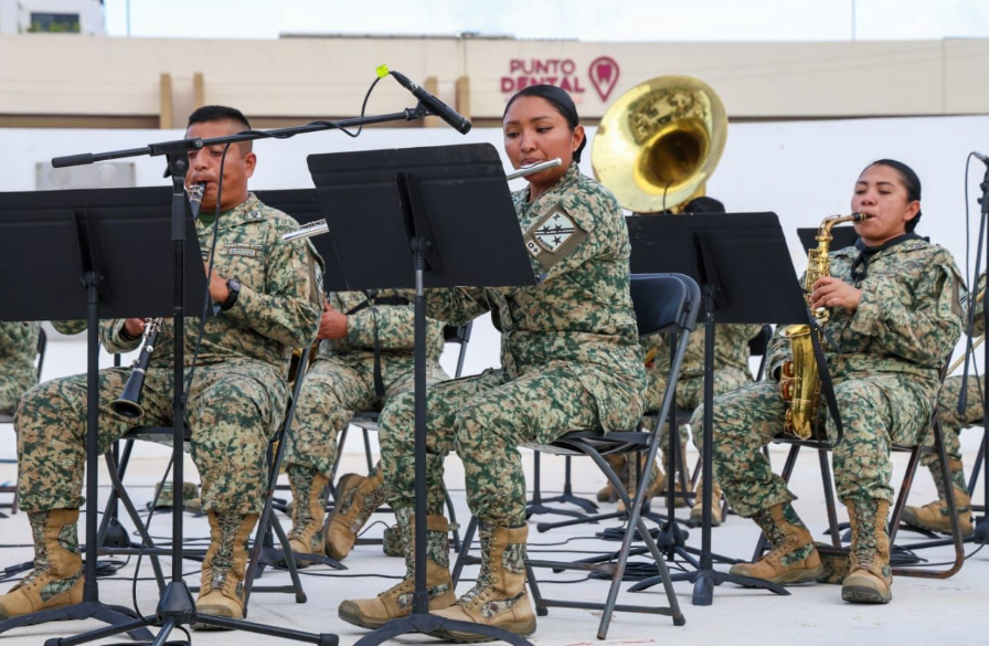Banda de Música de la X Región Militar brinda concierto en Playa del Carmen
