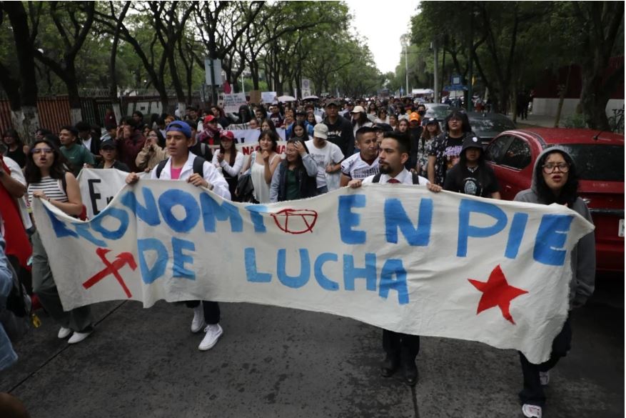 Alumnos del Poli 'toman' Canal Once tras agresión a uno de sus compañeros