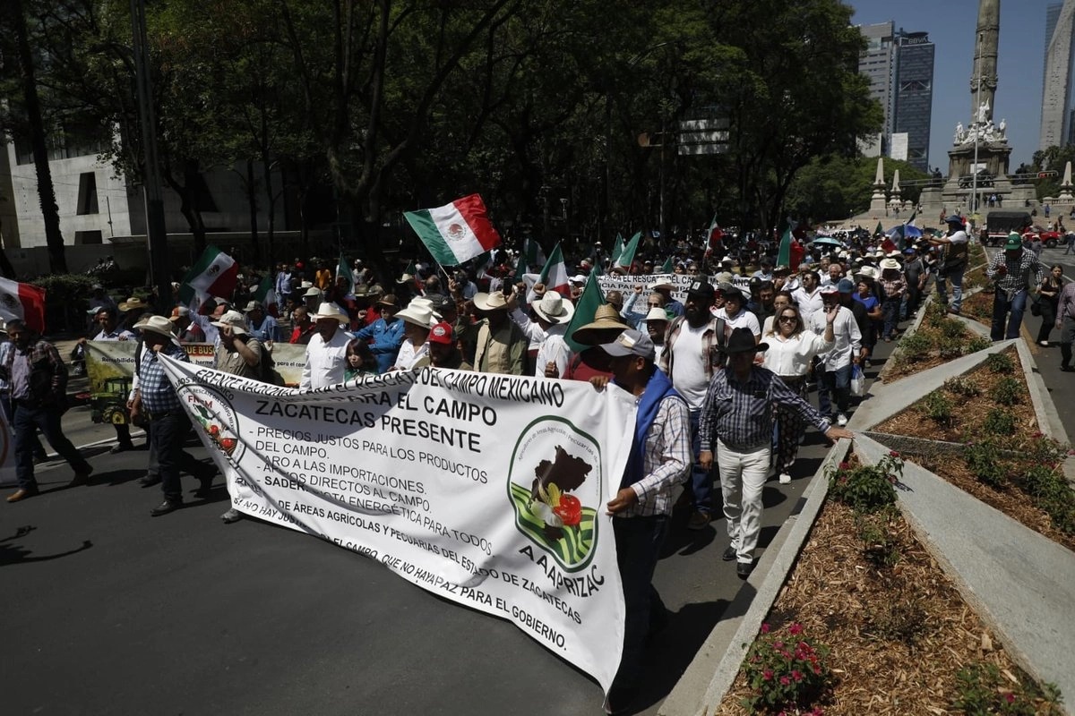 Agricultores bloquean Reforma y amenazan con movilizaciones durante el Mundial 2026 por falta de acuerdos