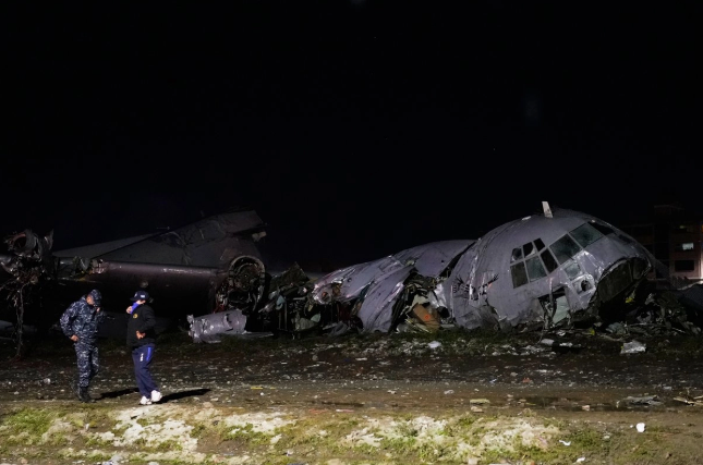 Avión cargado de billetes se estrella e impacta vehículos en Bolivia; reportan al menos 15 muertos