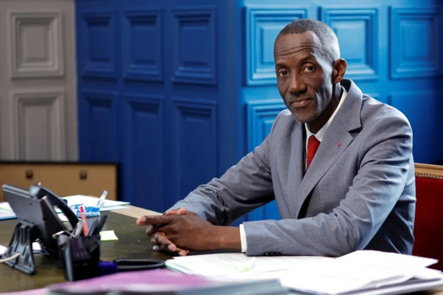 La elección de un alcalde afrodescendiente pone a Francia ante el espejo del racismo