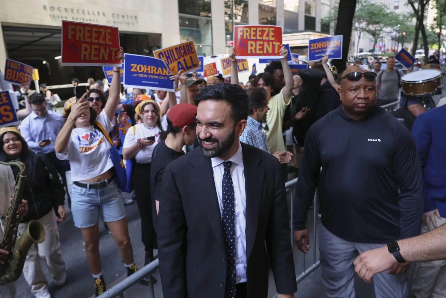 Millonarios pagarán impuestos, advierte nuevo alcalde de NY