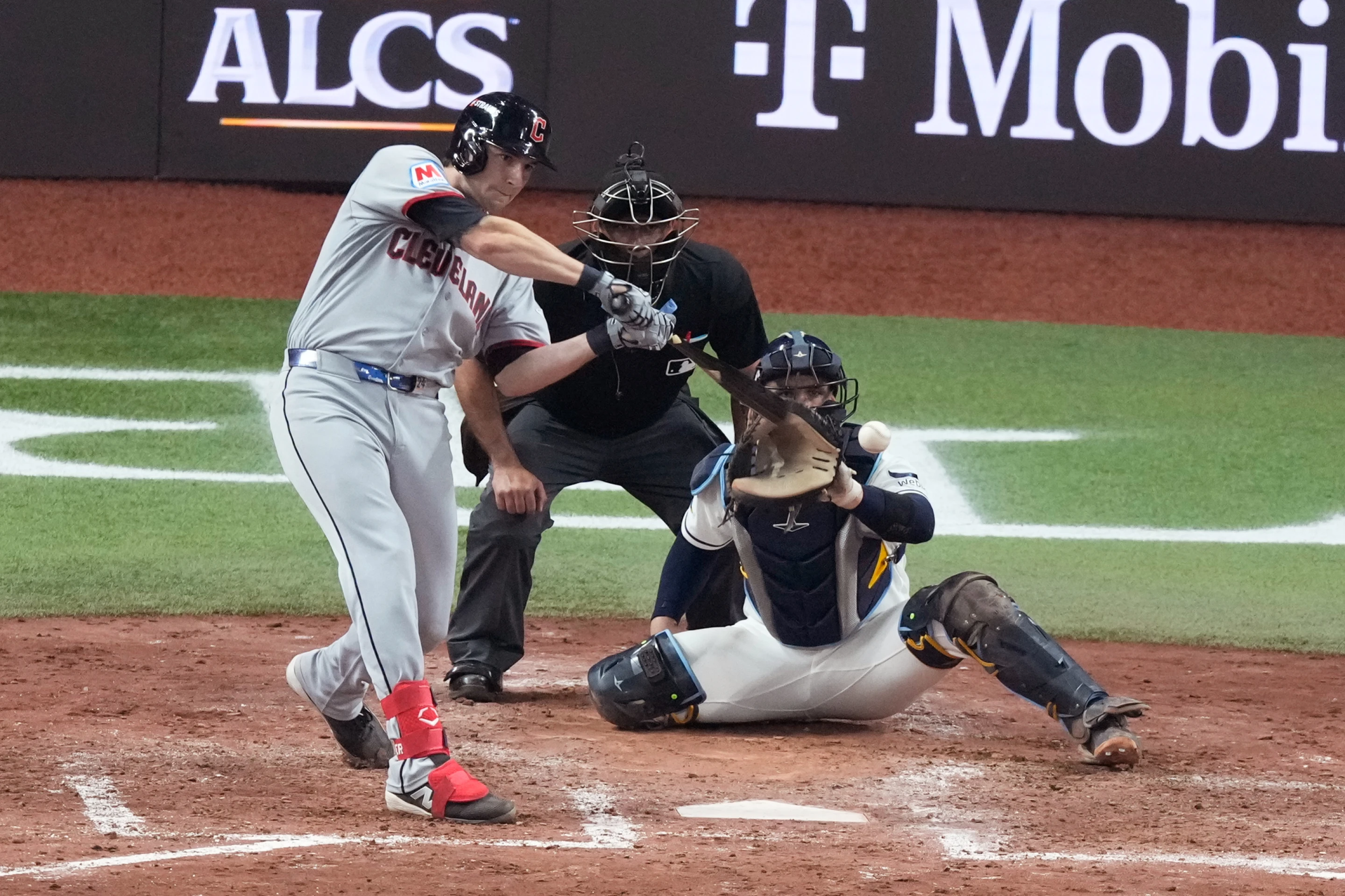 Los Guardianes, con una actuación completa, toman ventaja frente a los Rays