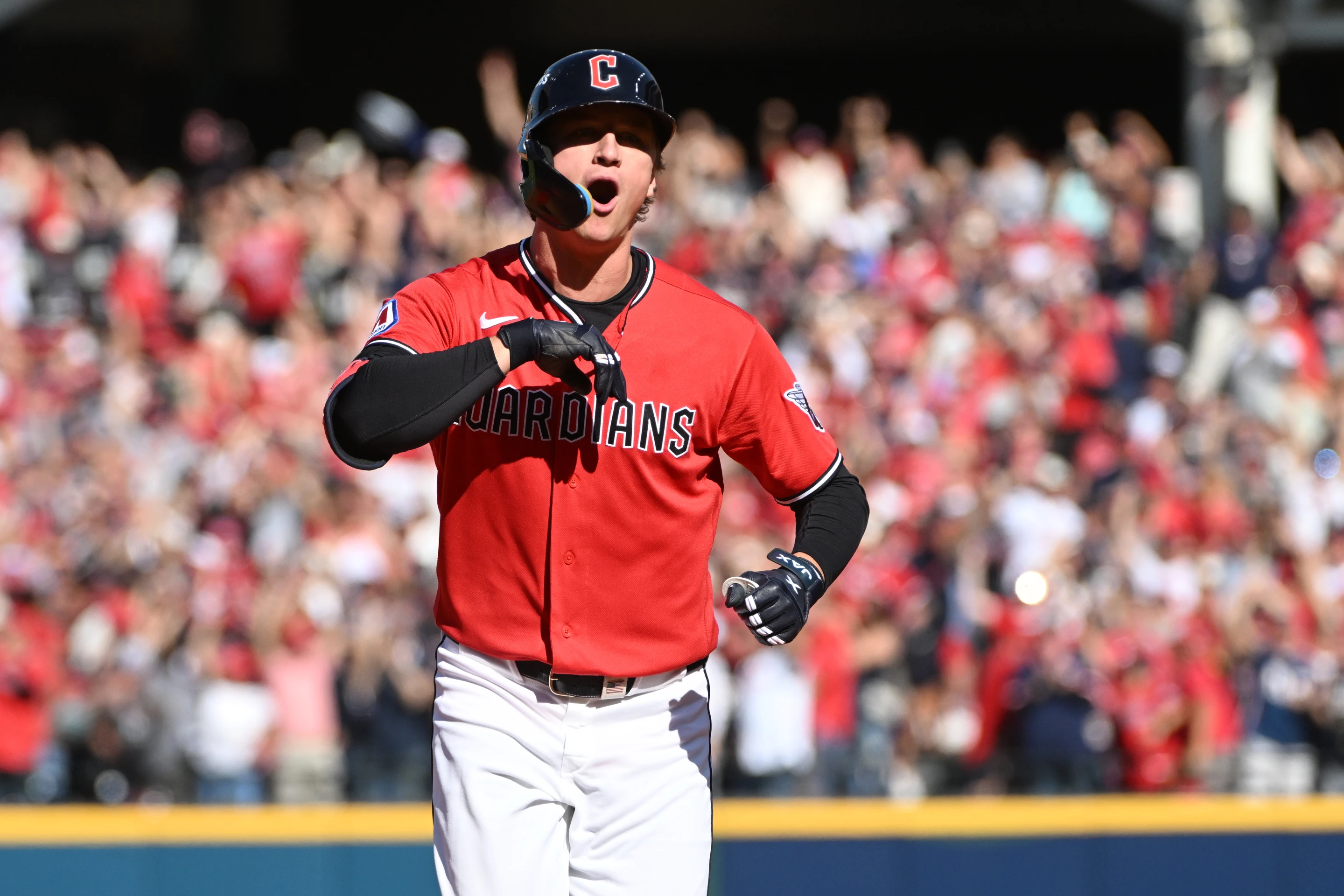 Jonrón de Halpin voltea el juego tres; los Guardianes vencen 3-2 a los Rays y lideran 2-1 la serie