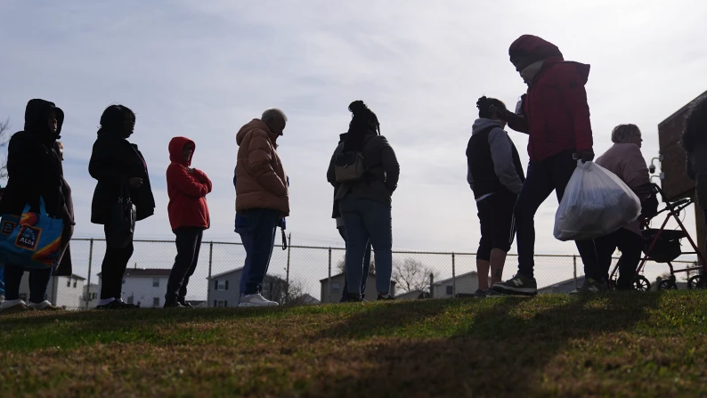 Supremo de EU avala que Trump frene pagos de programa de asistencia alimentaria