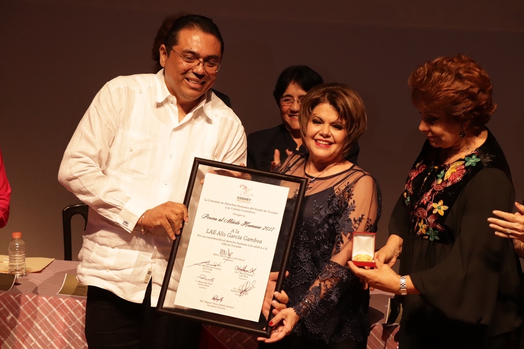 Codhey entrega Presea al Mérito Humano a Alis García