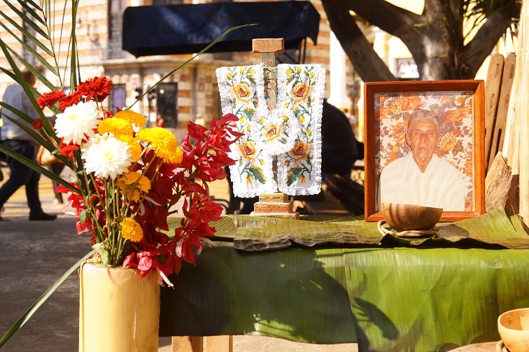 Celebran el Janal Pixán en la Plaza Grande