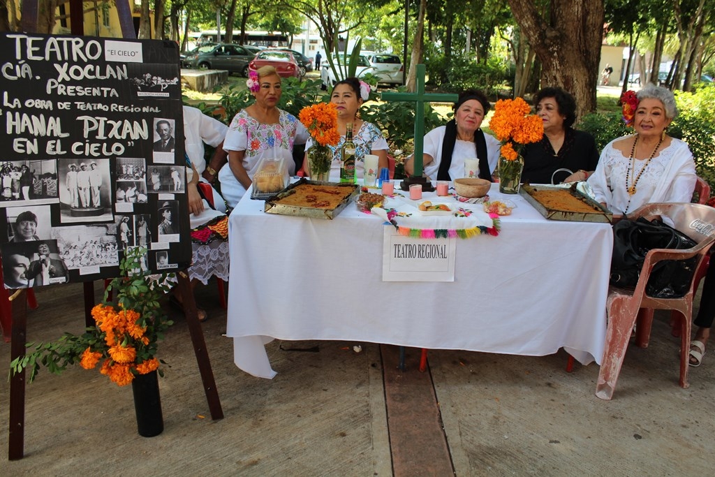 Adultos mayores plasman su legado en altares