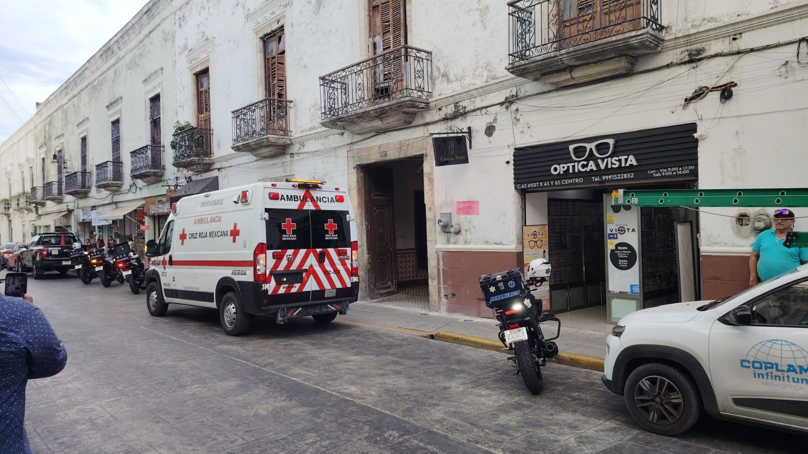 Paramédicos auxilian a mujer que dio a luz a una bebé en el centro de Mérida