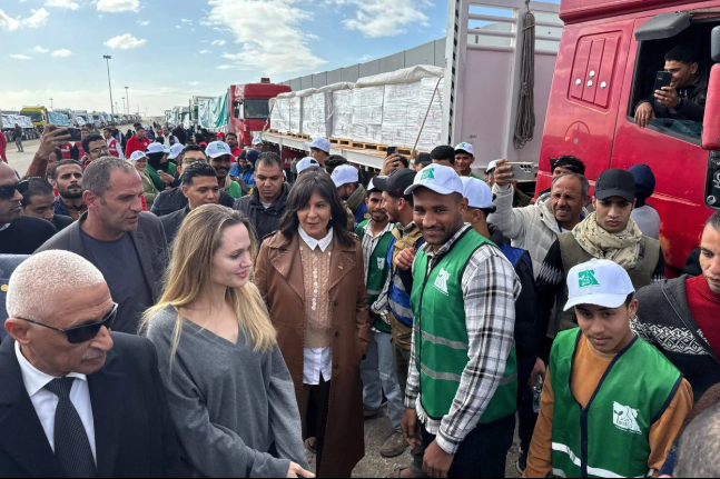 Angelina Jolie visita el paso de Rafah en apoyo a la población de Gaza