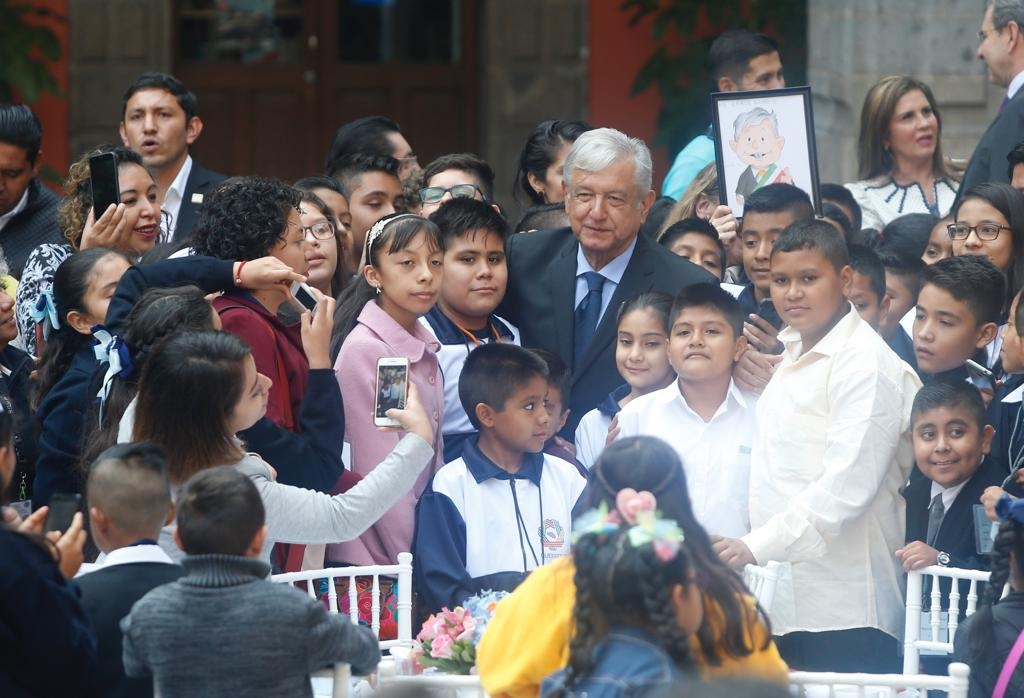 Siguen aeropuerto, Dos Bocas y Tren Maya; impulsarán economía: AMLO