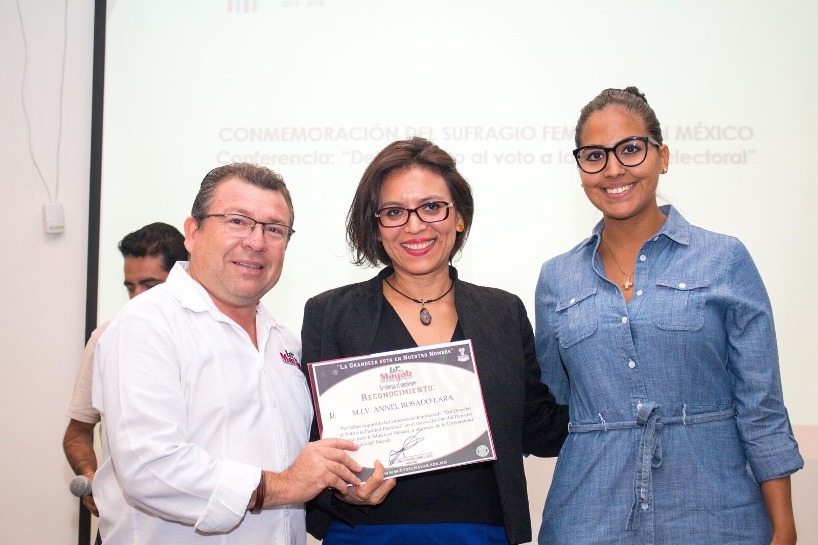 Con conferencias, conmemoran sufragio femenino