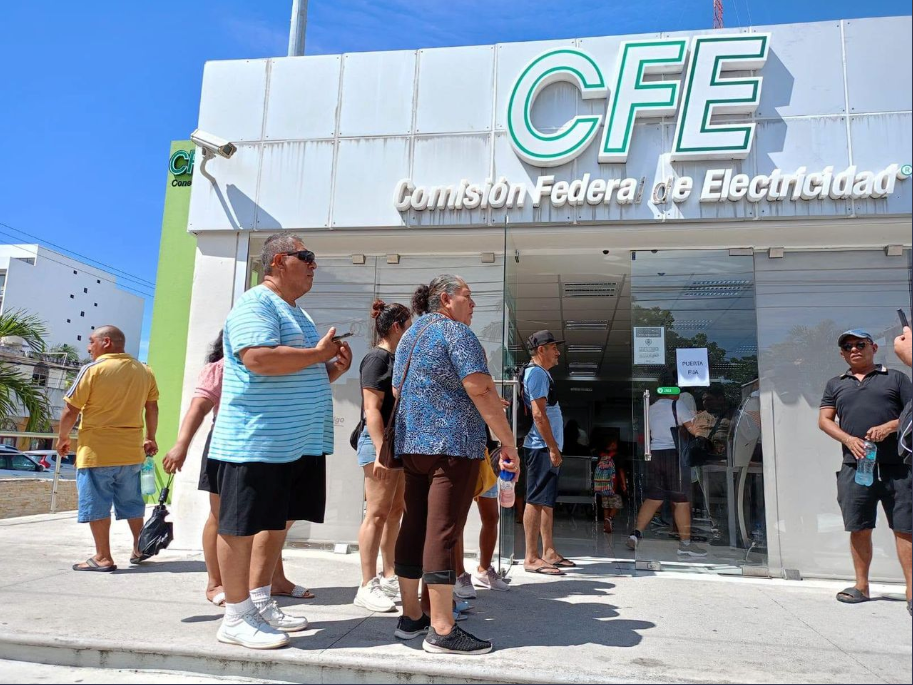 Vecinos de Playa del Carmen exigen a la CFE solución para los constantes apagones