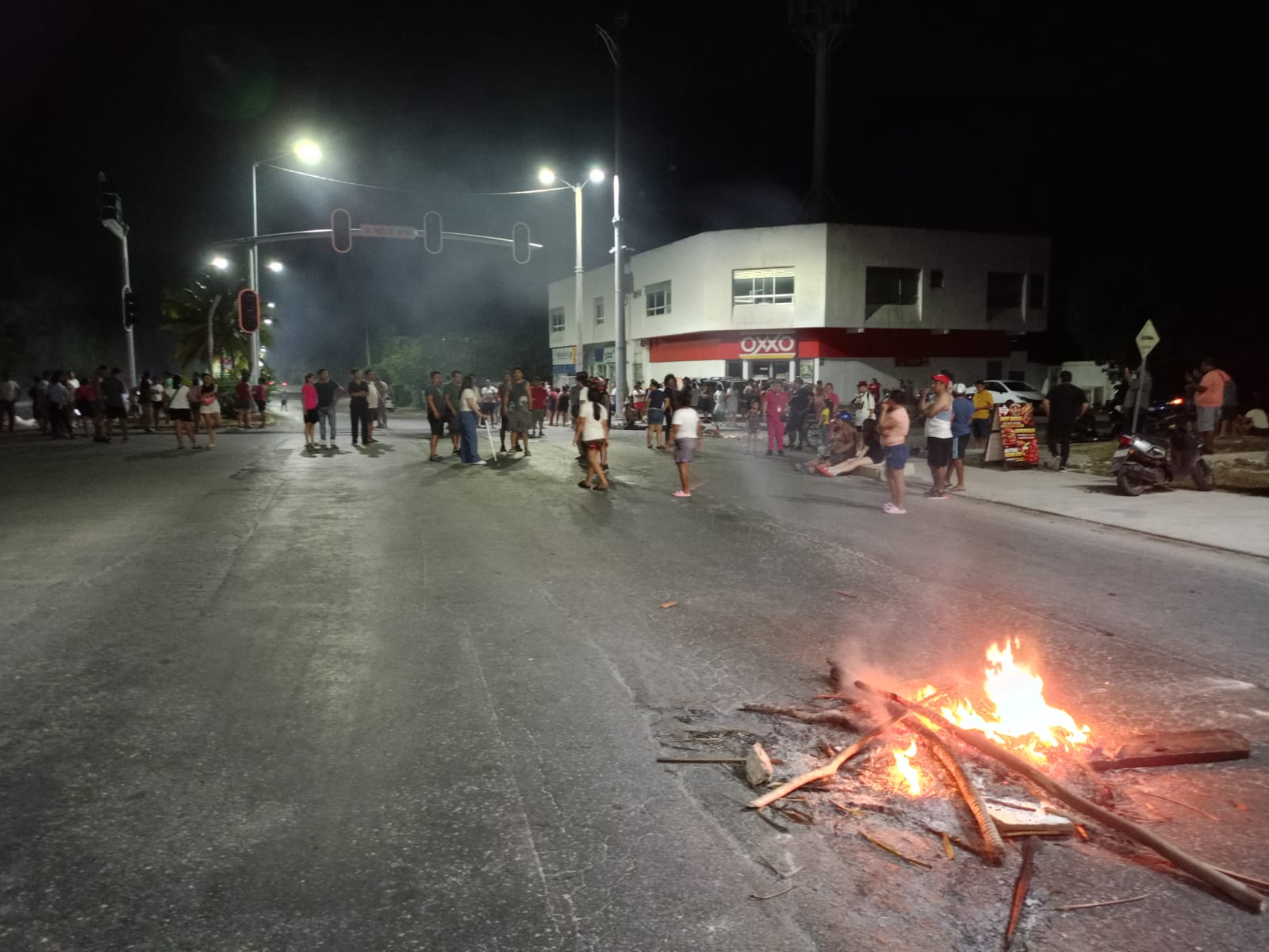 Nuevo apagón en Playa del Carmen propicia manifestación de vecinos