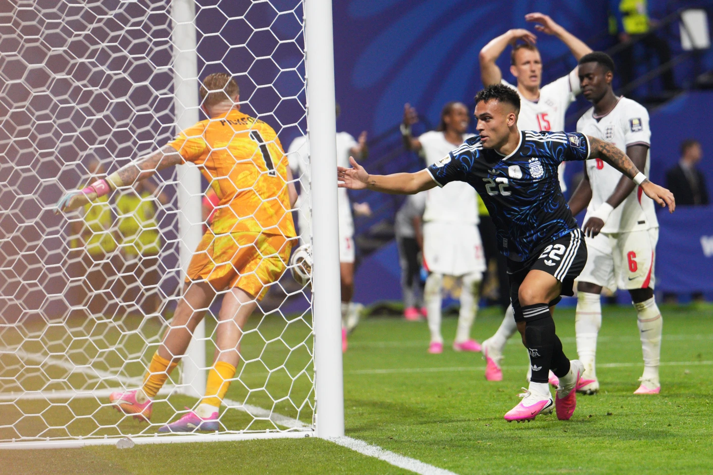 Argentina alcanza la final de la Copa Mundial de Futbol tras vencer a Inglaterra por 2-1