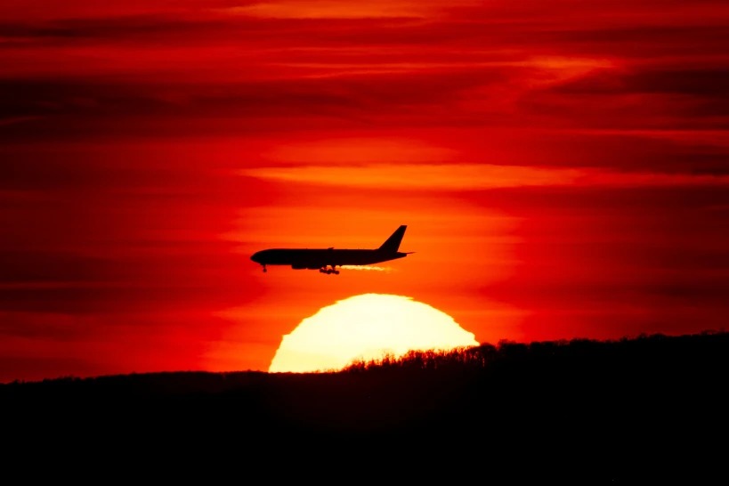 Sobrecargos y pilotos tienen mayor riesgo de padecer cáncer por radiación: Estudio
