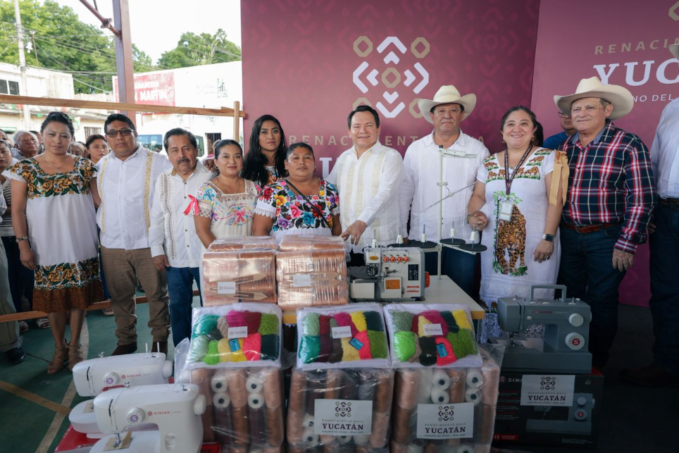 Díaz Mena entrega en Tixcacalcupul máquinas de coser, molinos, triciclos y materia prima