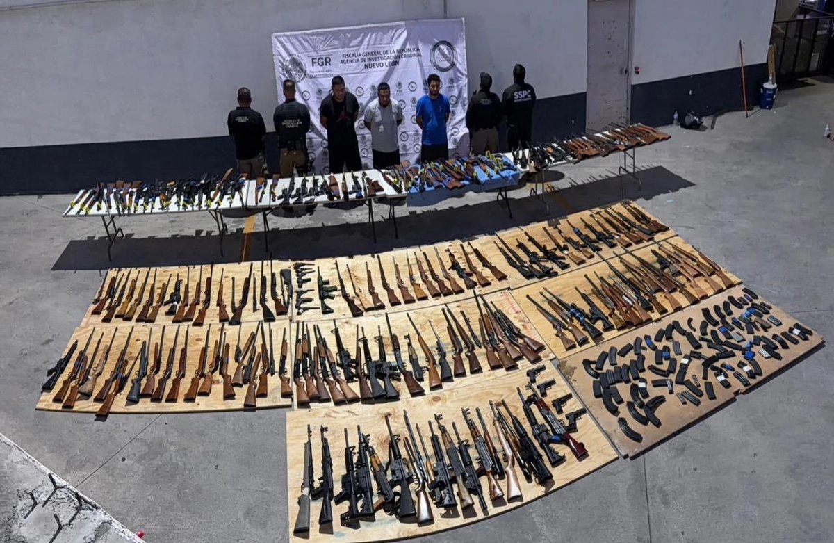 Detienen a tres sujetos en NL con arsenal de 210 armas provenientes de EU