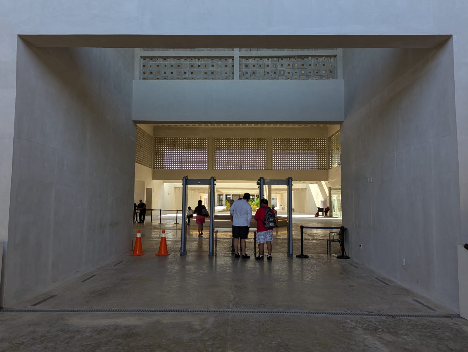 INAH coloca arcos detectores de metal en Chichén Itzá 