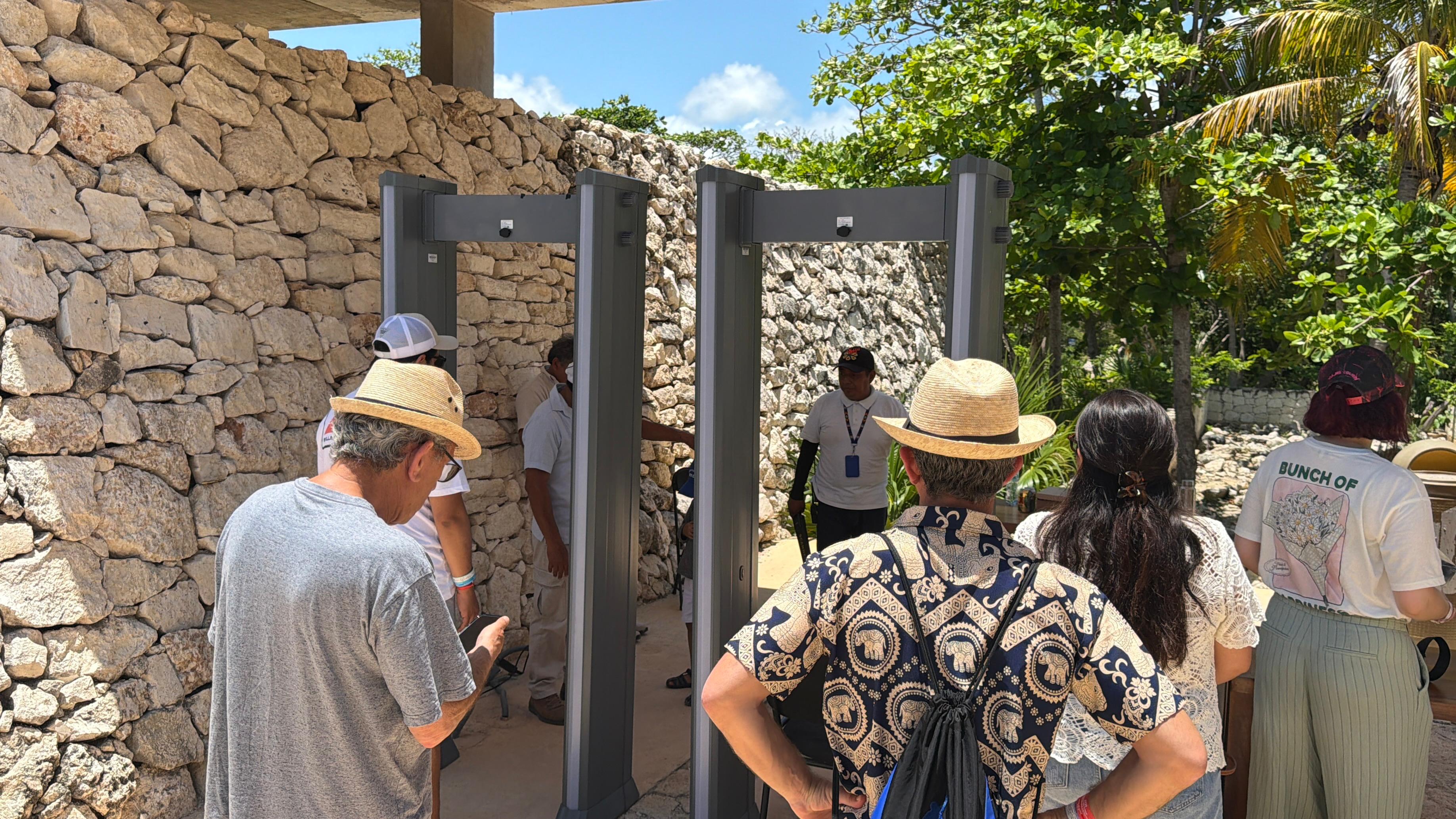 Instalan detectores de metales en accesos a la zona arqueológica de Tulum