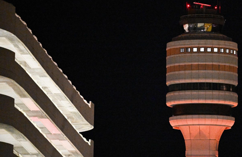 Aeropuertos de Nueva York sufren restricciones por cierre de gobierno