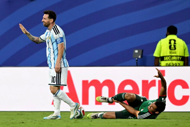Argelia presenta queja ante la FIFA por ''mal arbitraje'' tras falta de Messi contra Mandi