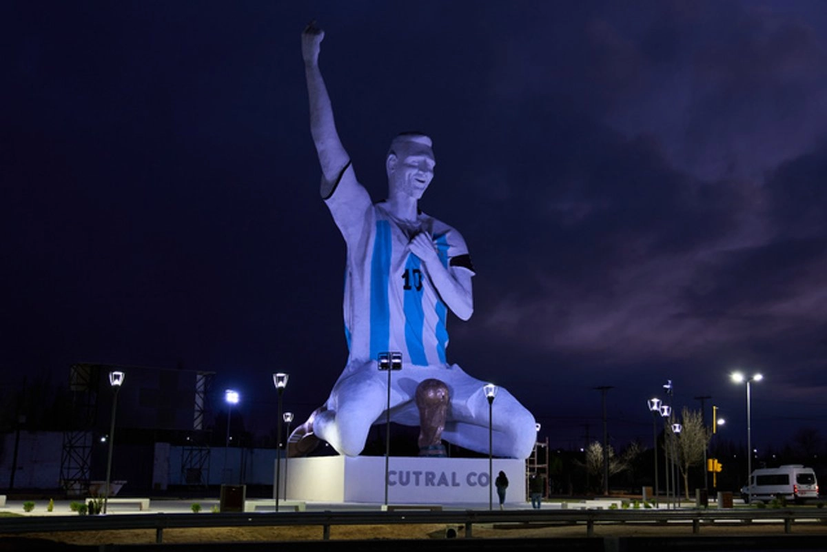 Argentina rinde adoración a Messi; erigen estatua de acero de 26 metros en localidad de la Patagonia