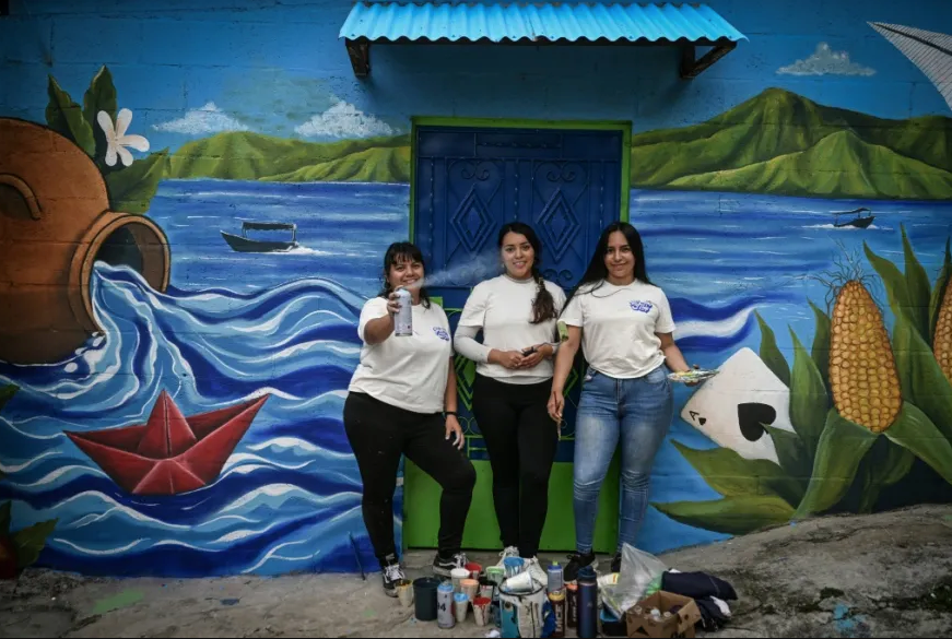 Salvadoreñas borran con arte las marcas del terror de las pandillas
