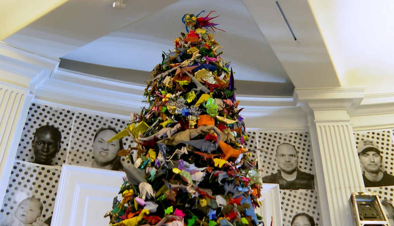 Inauguran árbol navideño con miles de figuras de origami en el Museo Americano de Historia Natural de NY