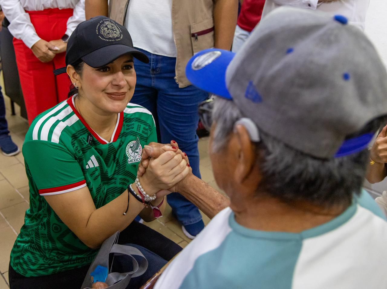 Entregan auxiliares auditivos a personas vulnerables en Playa del Carmen