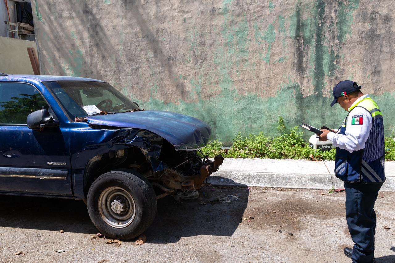En Playa del Carmen retiran más de mil vehículos reportados como abandonados en la vía pública