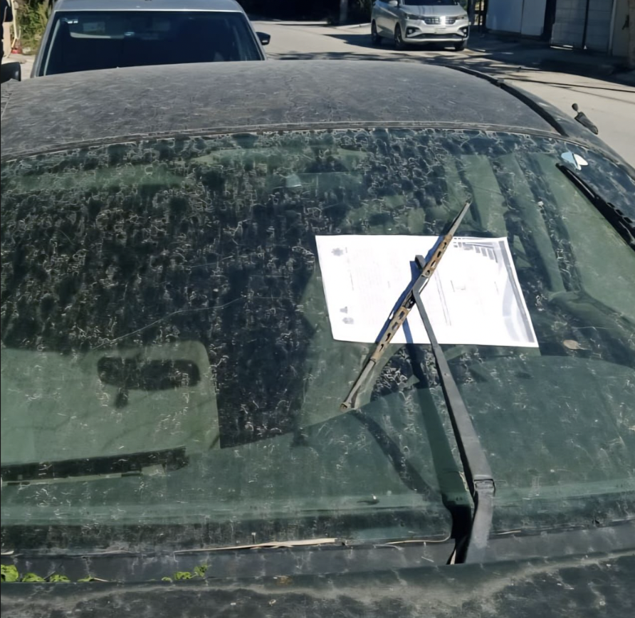 Retiran vehículos abandonados en la vía pública en Tulum