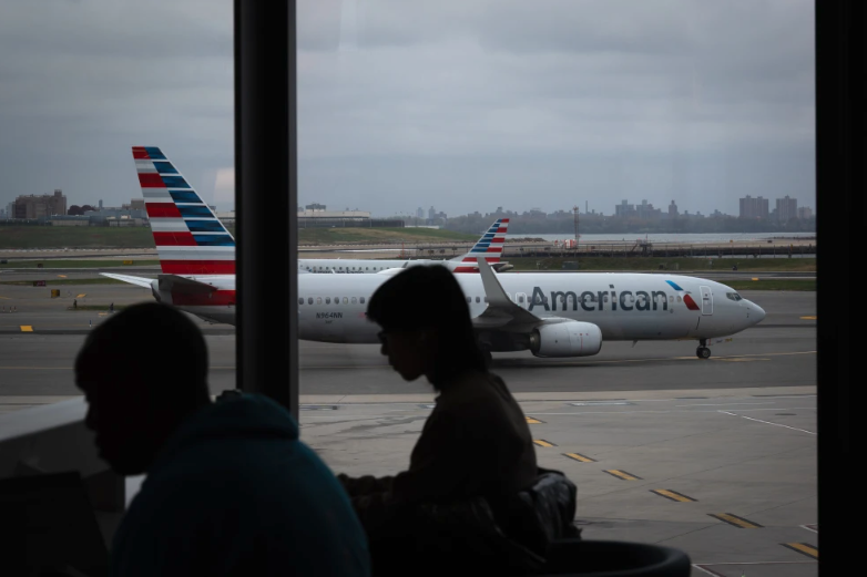 Cancelaciones de vuelos en EU seguirían incluso después del cierre; Trump amenaza a controladores