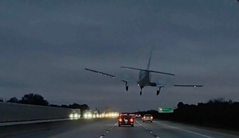 Avioneta aterriza sobre un automóvil en autopista de Florida, EU