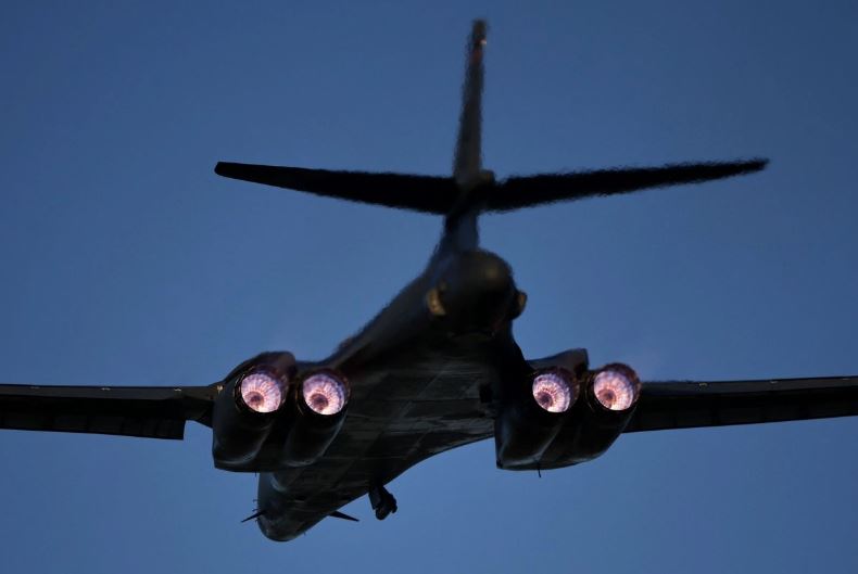 Avión de combate de EU es alcanzado por fuego iraní por primera vez desde que comenzó la guerra