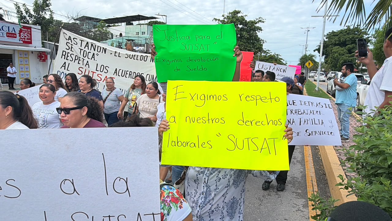 Trabajadores del Ayuntamiento de Tulum se manifiestan contra reducciones salariales y retenciones a sus nóminas 