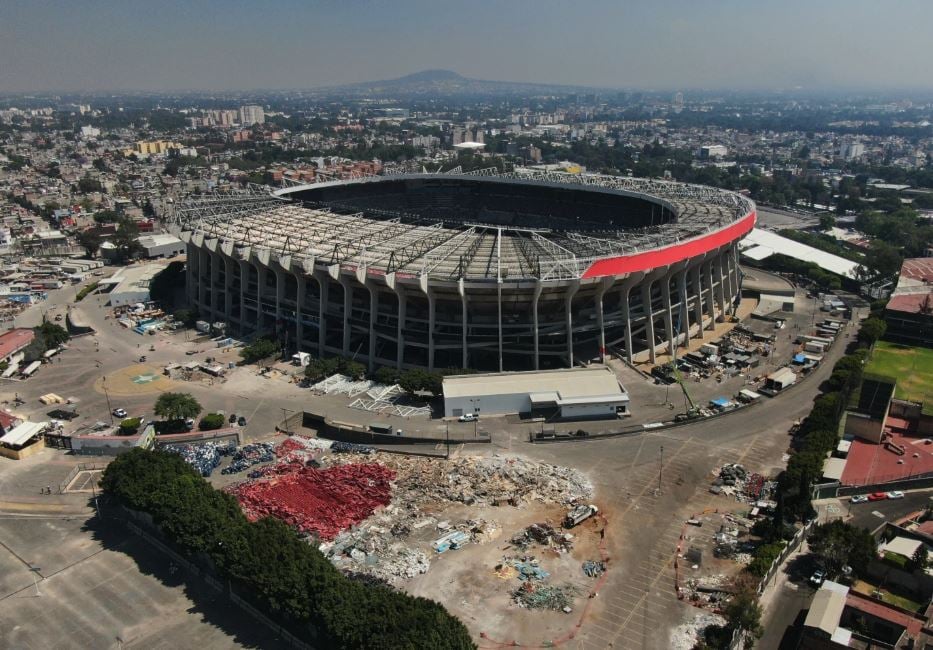 Escombros y grúas en el Azteca al aproximarse la reapertura antes de la copa
