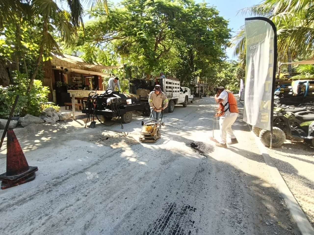 Bachean la carretera Tulum-Boca Paila