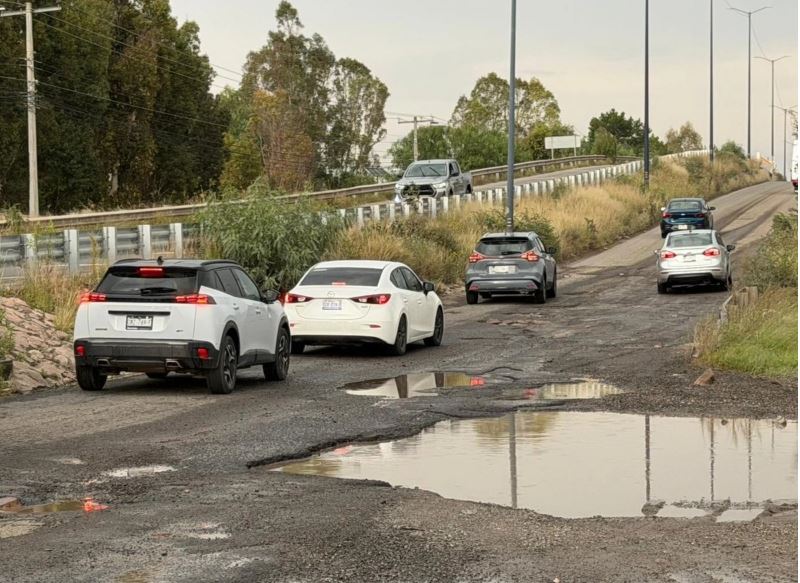 Guanajuato: empresarios de San José Itubide mandan a reparar baches ante inacción de la SICT