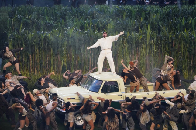 Bad Bunny es reconocido por Academia Puertorriqueña de la Lengua Española