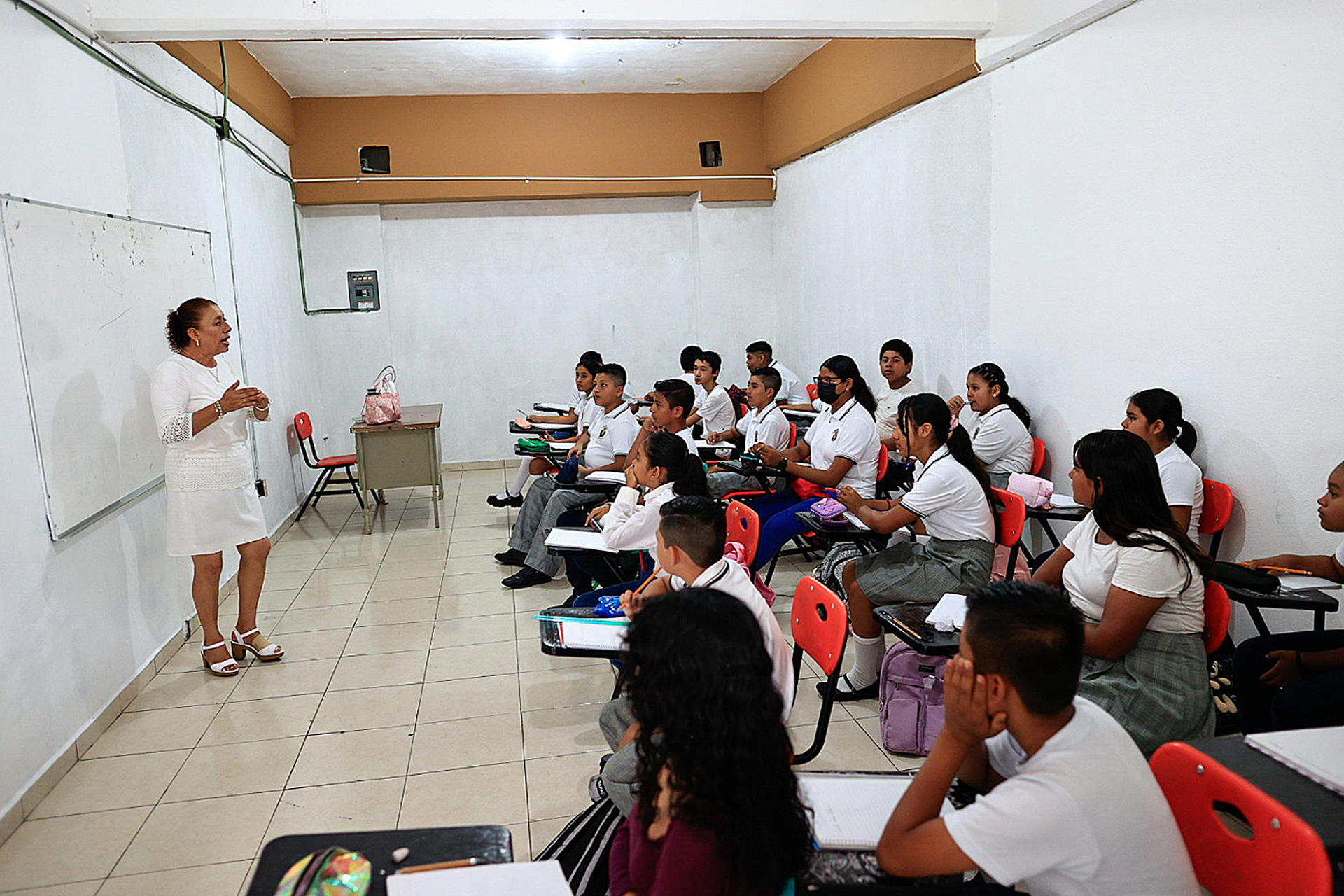 En México los alumnos de 15 años mantienen puntajes bajos en ciencia, matemáticas y lectura, revela PISA 2025