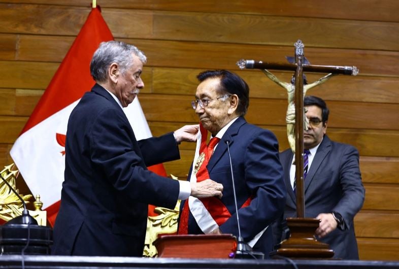 Eligen al izquierdista José María Balcázar presidente interino de Perú