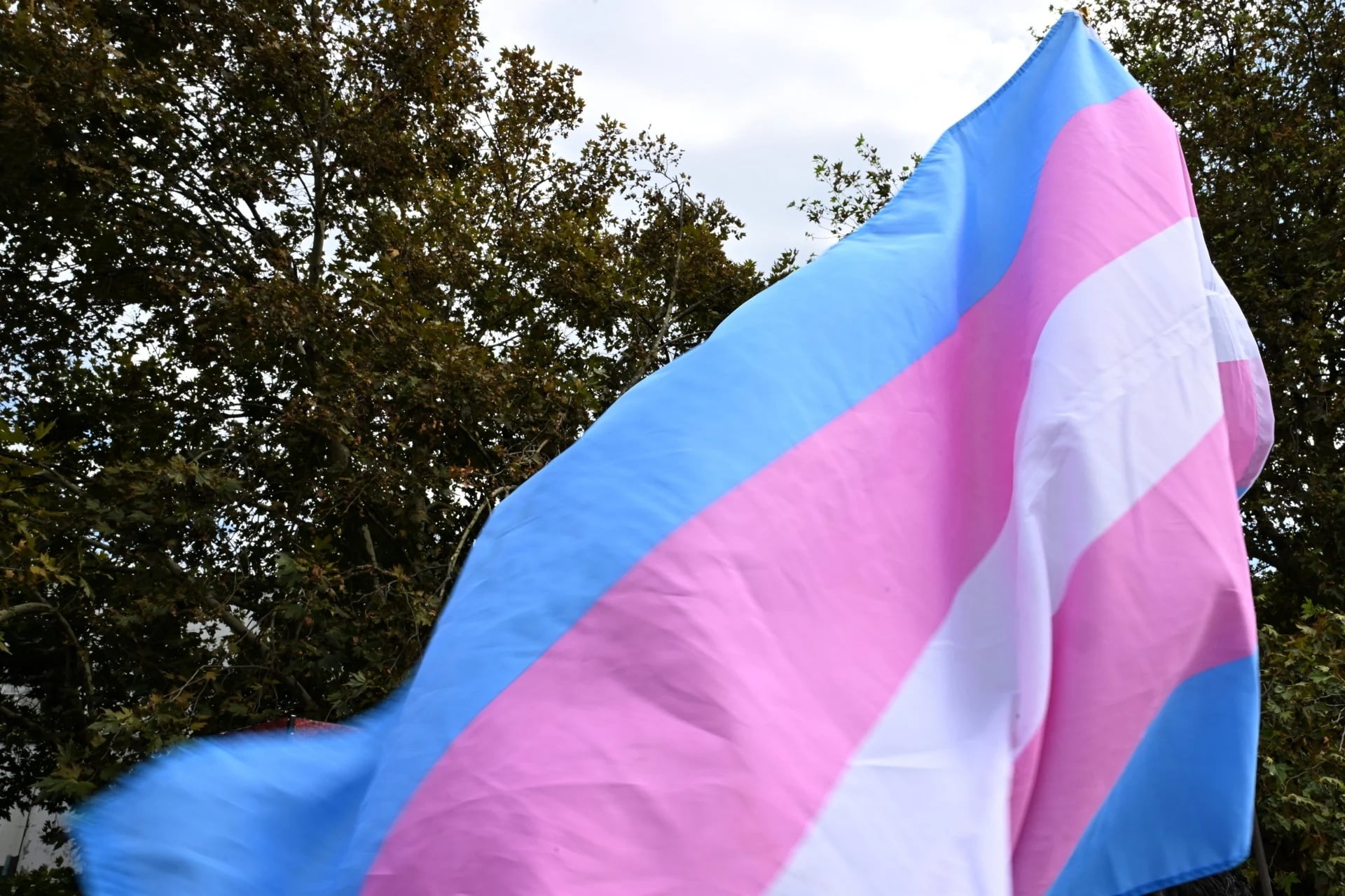 Cárcel para dos hombres por rociar aceite y prender fuego a dos mujeres trans en Medellín