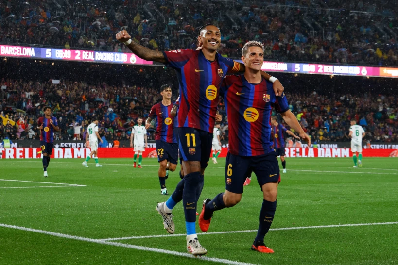Triplete de Raphinha impulsa paliza del Barcelona al Racing: 7-2