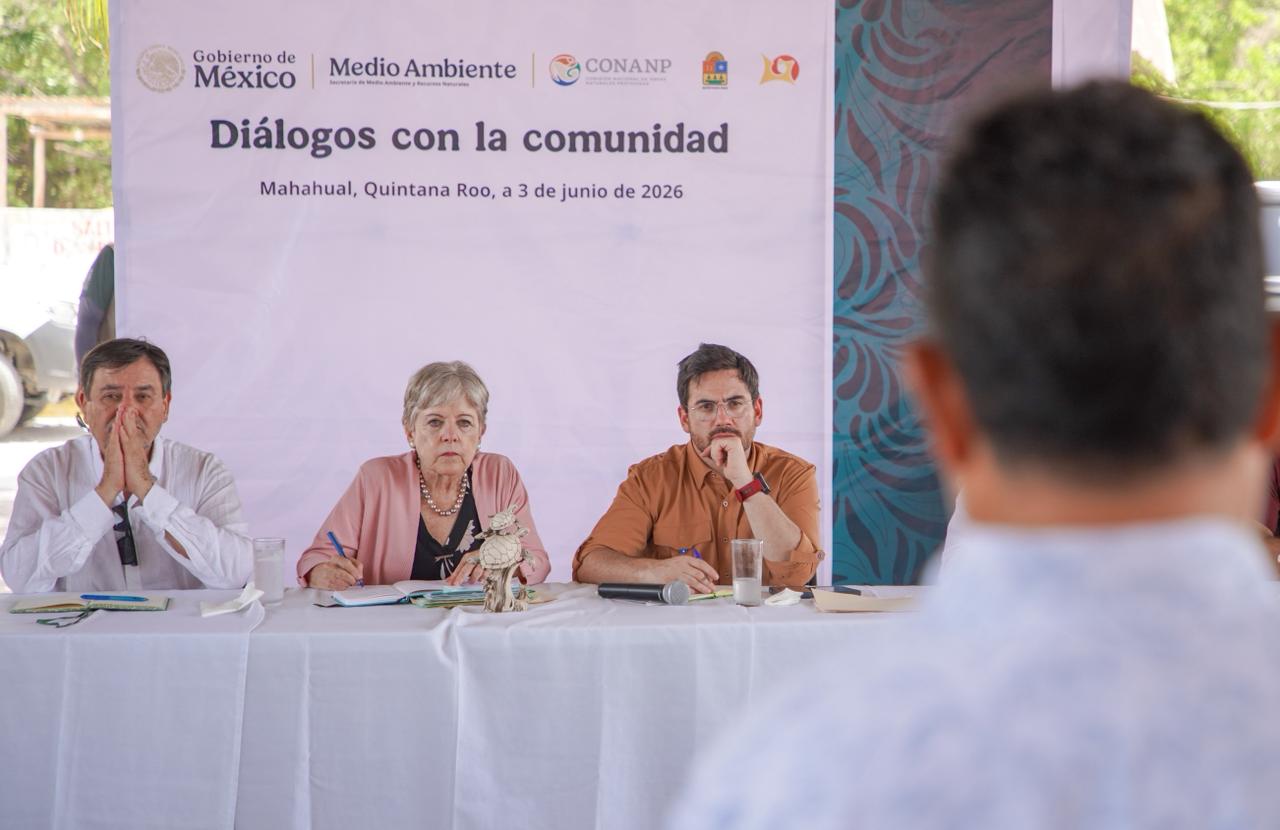 Titular de Semarnat escucha a ciudadanos de Mahahual sobre desarrollos de la zona
