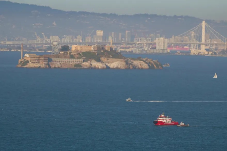 Un muerto y tres desaparecidos en EU tras el naufragio de un barco cerca de Alcatraz