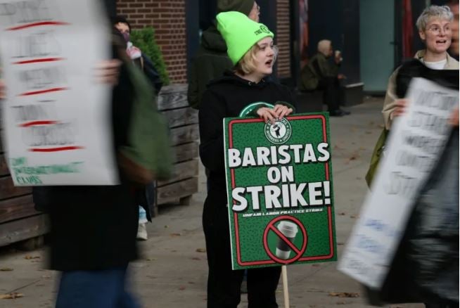 Miles de baristas de Starbucks hacen huelga para exigir derechos laborales