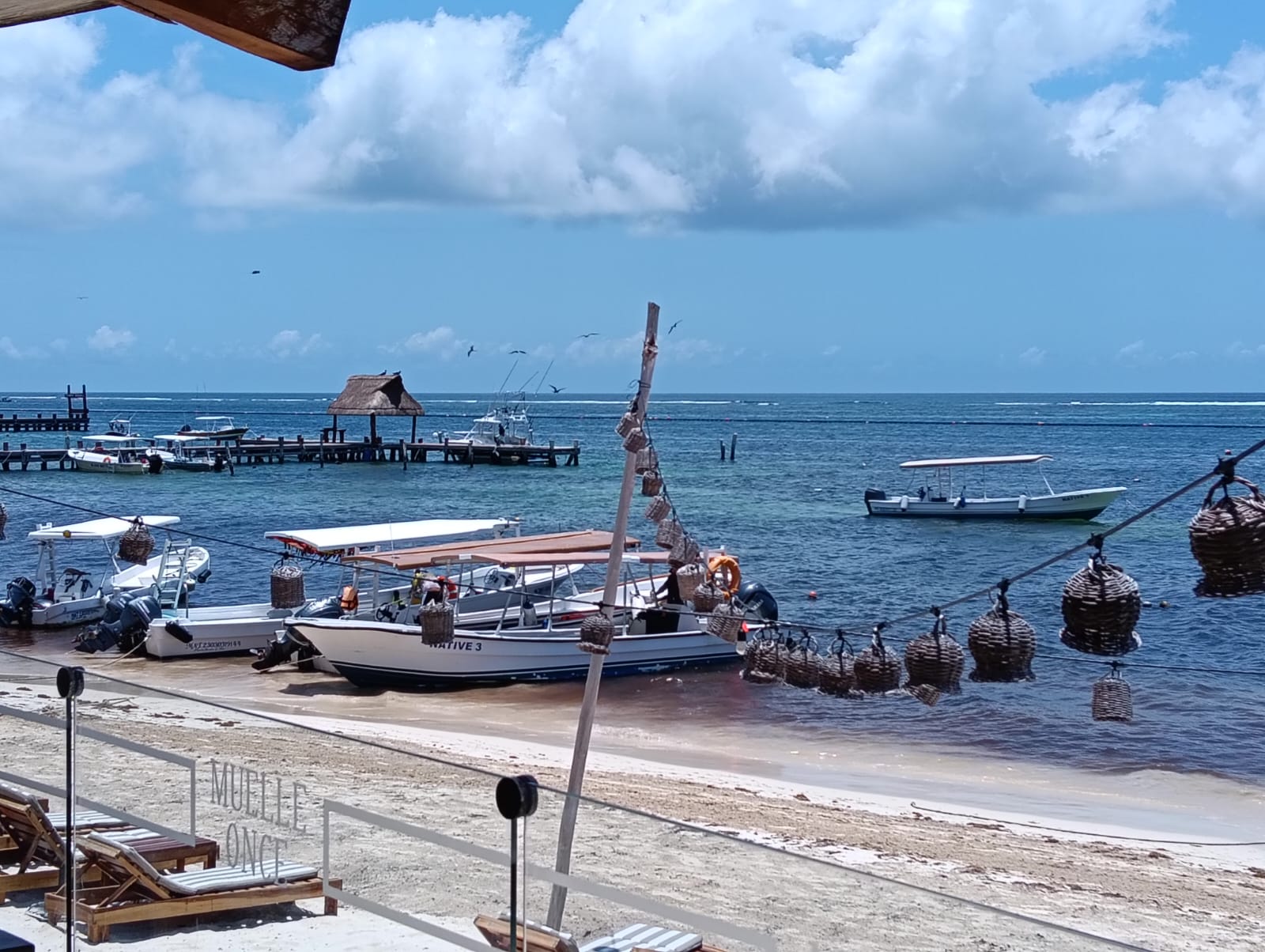 Colocan barreras antisargazo en Playa del Niño, en Cancún